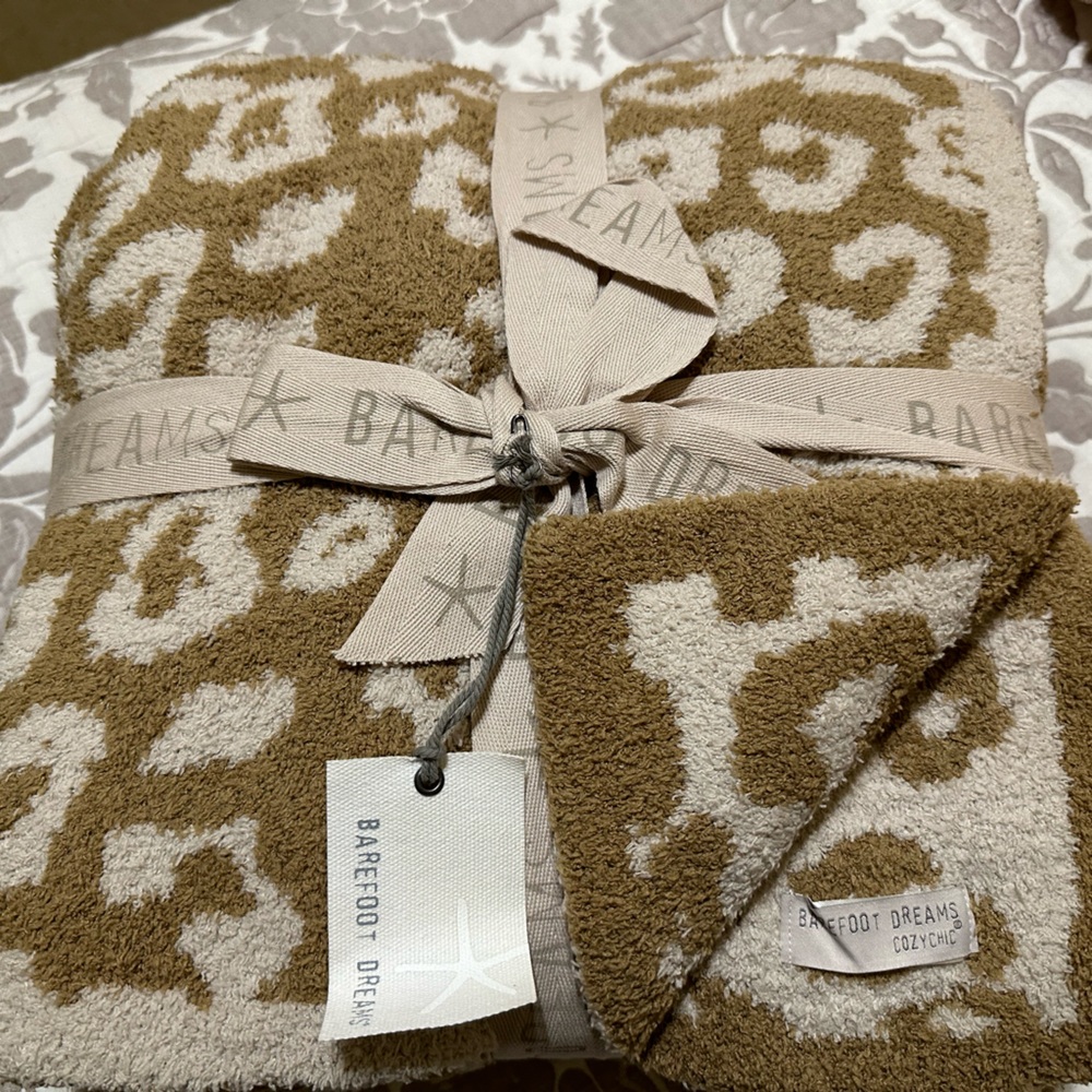 NWT Barefoot Dreams CozyChic Barefoot in the Wild throw Leopard/Camel/Stone